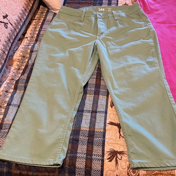 Lee regular fit mid rise size 14. Used in good condition. Smoke free home - Picture 1 of 3